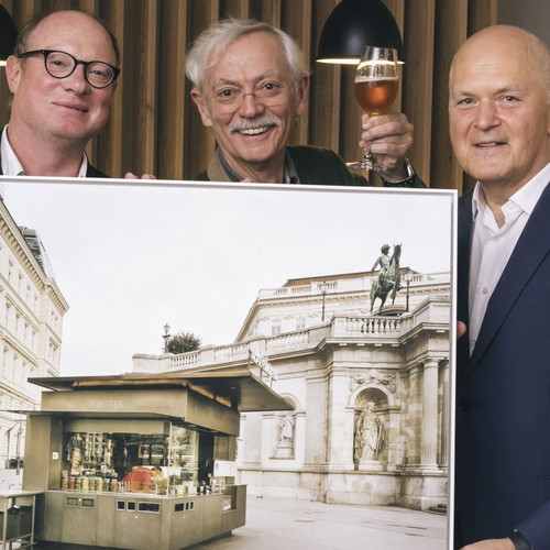 Der Würstelstandler und sein Porträt(ist): Stefan Oláh, Josef Bitzinger und Franz Radatz (v.l.n.r.).