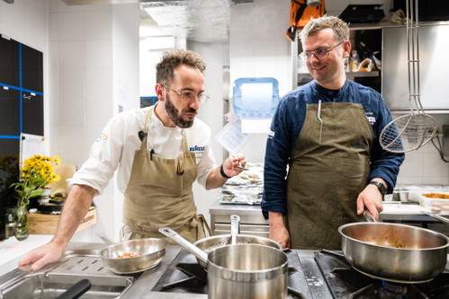 Gabriele Eusebi und Arne Anker in der Küche des »San Tommaso 10«.