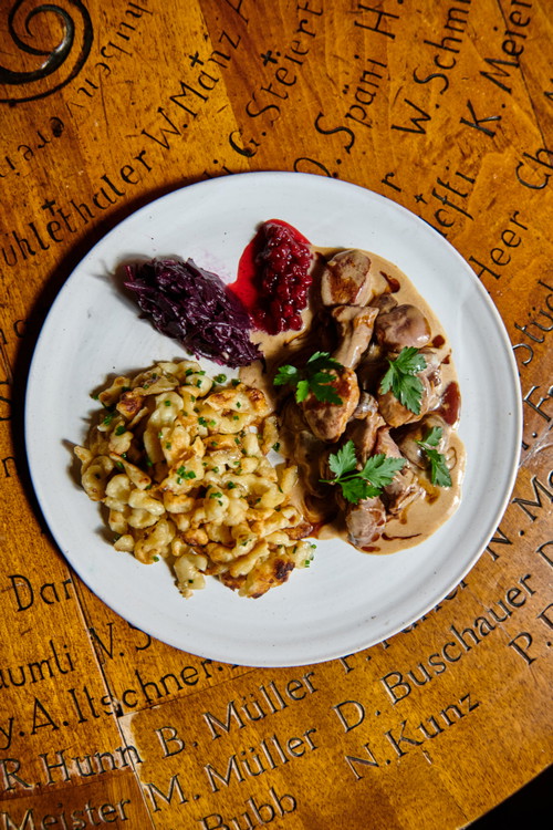 Reh Geschnetzeltes mit Pilz-Cognac-Rahmsauce, Kräuterspätzli, Rotkraut und Preiselbeerchutney.