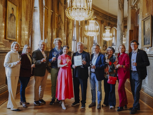 Dagmar Gross, Geschäftsführerin Österreichisches Sektkomitee; Aurore Jeudy, Kellermeisterin Sektkellerei Schlumberger; Dr. Ferdinand Maier, Sekt-Austria-Botschafter 2016; Michael Malat, Winzer und Leiter des Marketingausschuss im Österreichischen Sektkomitee; Annemarie Foidl, Sekt-Austria-Botschafterin 2023; Andreas Vitasek, Kabarettist und frisch gekürter Sekt-Austria-Botschafter 2024; Herbert Hacker, Falstaff Chefredakteur a. D. und Laudator; Daria Biezunski-Vitasek, Ehefrau von Andreas Vitasek, Theaterwissenschaftlerin; Dr. Petra Stolba, Sekt-Austria-Botschafterin 2017; Mag. Benedikt Zacherl, Vorstand der Sektkellerei Schlumberger und Vorsitzender des Österreichischen Sektkomitees.