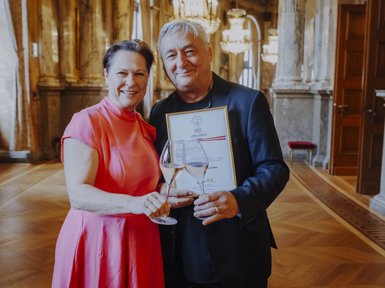Kabarettist Andreas Vitasek folgt in seiner Rolle als Sekt-Austria-Botschafter Annemarie Foidl, Präsidentin der Sommelier Union Austria.