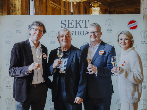 Mag. Benedikt Zacherl, Vorstand Sektkellerei Schlumberger und Vorsitzender des Österreichischen Sektkomitees; Andreas Vitasek, Kabarettist und frisch gekürter Sekt-Austria-Botschafter; Chris Yorke, Geschäftsführer Österreich Wein Marketing; Dagmar Gross, Geschäftsführerin Österreichisches Sektkomitee.