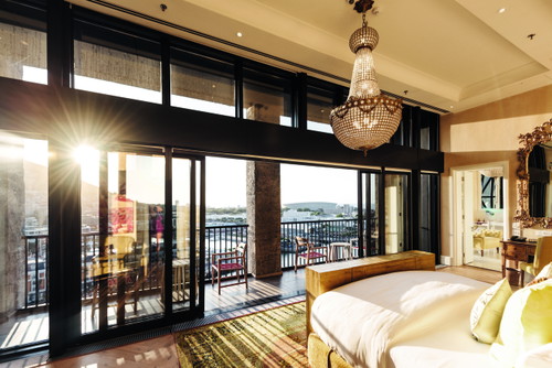 Jedes der 28 Zimmer bietet einen atemberaubenden Panoramablick
auf den majestätischen Tafelberg und wurde persönlich von der Eigentümerin Liz Biden gestaltet.