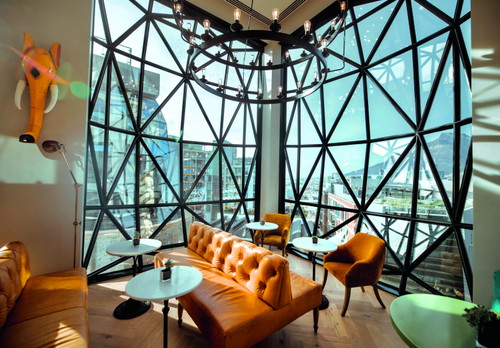 Jedes der 28 Zimmer bietet einen atemberaubenden Panoramablick
auf den majestätischen Tafelberg und wurde persönlich von der Eigentümerin Liz Biden gestaltet.