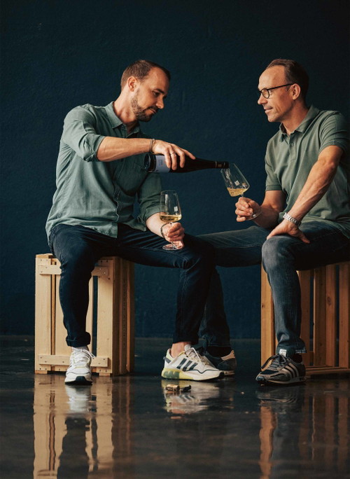 Matthias und Hansjörg Aldinger: Ihr »sine« kommt ohne Schwefel auf die Flasche, aber mit sehr viel Geschmack.