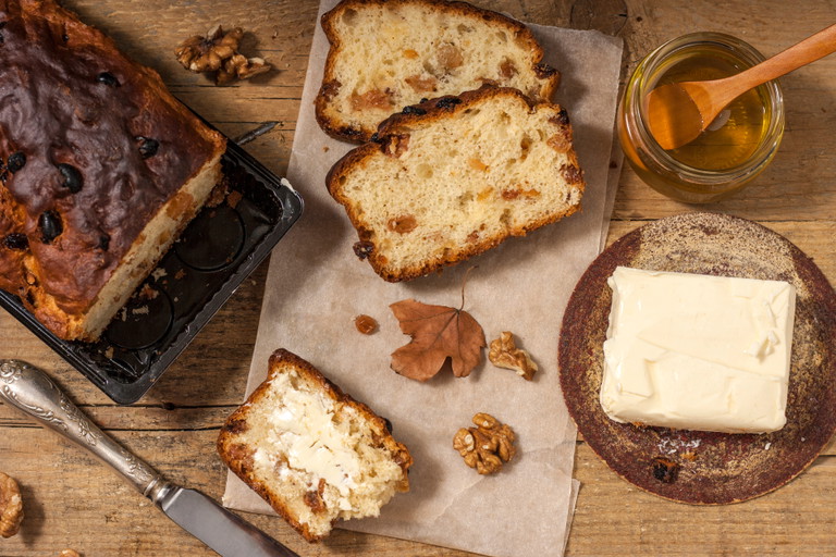 Barmbrack schmeckt am besten mit einer Schicht Butter und erinnert geschmacklich an Weihnachten – eine wunderbare Süssigkeit für kühle Herbstabende.
