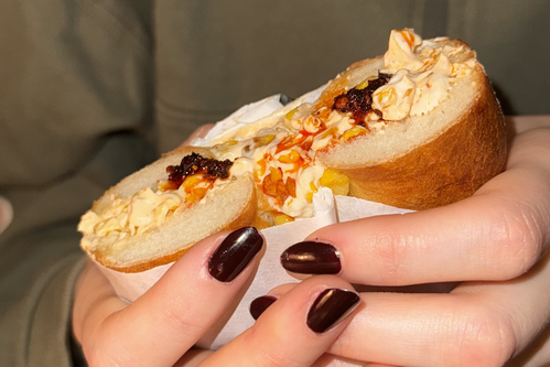 Bagel mit Frischkäse und karamellisierten Mais