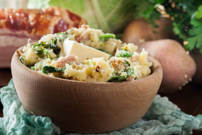 Colcannon schmeckt als Beilage zu Fleischgerichten und lässt sich auch wunderbar mit Speck oder Zwiebeln verfeinern.