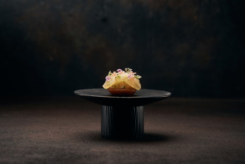 Blini mit Shima-aji (gestreifter Makrelenfisch), Pomelo und Jalapeno.