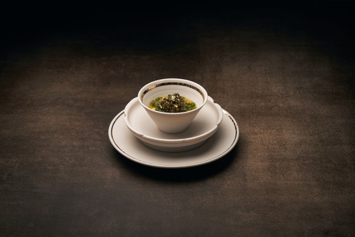 Chawanmushi mit geräucherter Rinderbrühe und Kaviar.