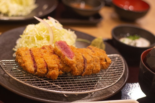 Gyukatsu ist mit Rindfleisch anstelle von Schweinefleisch.