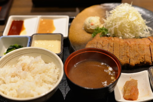 Klassisch wird zu Ton- oder Gyukatsu frischer Kohl, eine Schale weisser Reis, eine Miso-Suppe sowie Tsukemono (eingelegtes Gemüse) serviert. 