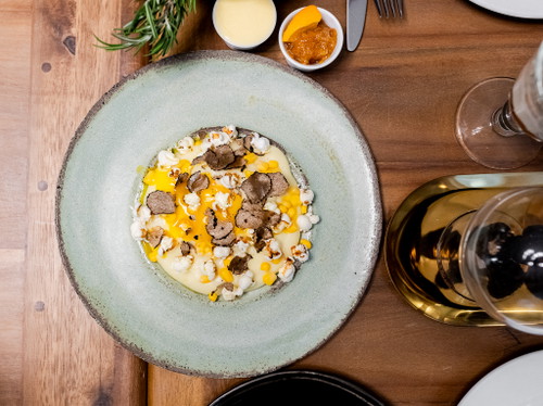 Cremige weiße Bio-Polenta mit Bio-eEdotter und Albatrüffel.