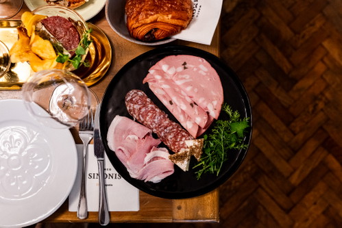 Charcuterie mit Trüffelmortadella, -salami und -brie.