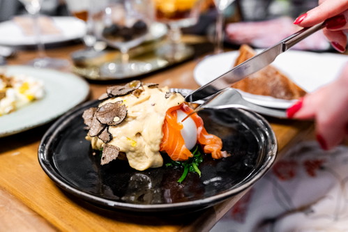 Eggs Benedict mit schottischem Bio-Räucherlachs, Blattspinat und Trüffel-Hollandaise