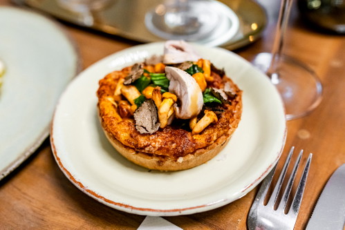 Waldpilzquiche mit Stracchino und Trüffel