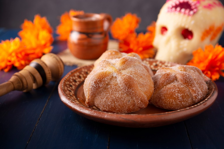 Pan de Muerto wird häufig auf den Gräbern der Verstorbenen dargeboten und beim Festmahl verzehrt, als Zeichen für die Verbindung der Lebenden mit den Toten.