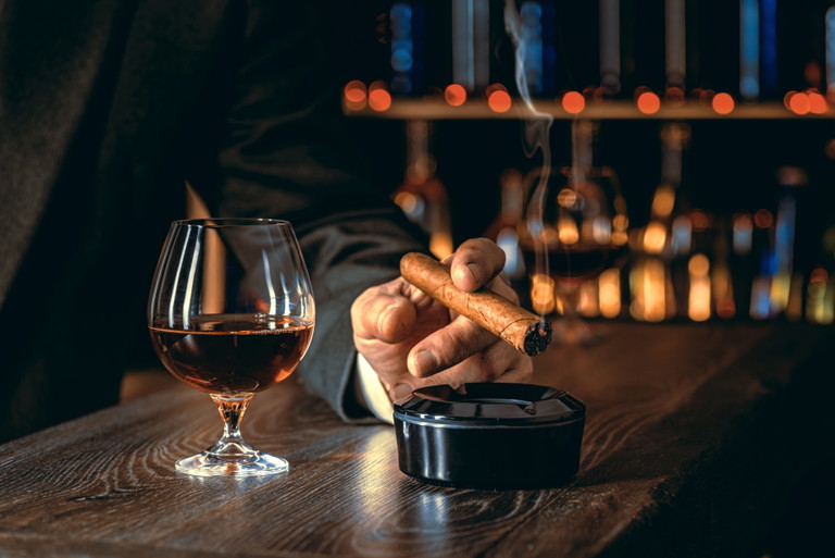 Rosé symbolisierte die Emanzipation von den traditionellen Trinkgewohnheiten der Männer, die schwere Rotweine, Cognac und Zigarren bevorzugen.