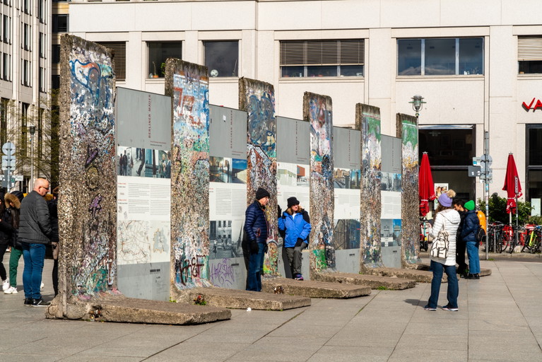 Heute findet man am Potsdamer Platz ein Mauerdenkmal mit Überresten der Berliner Mauer.