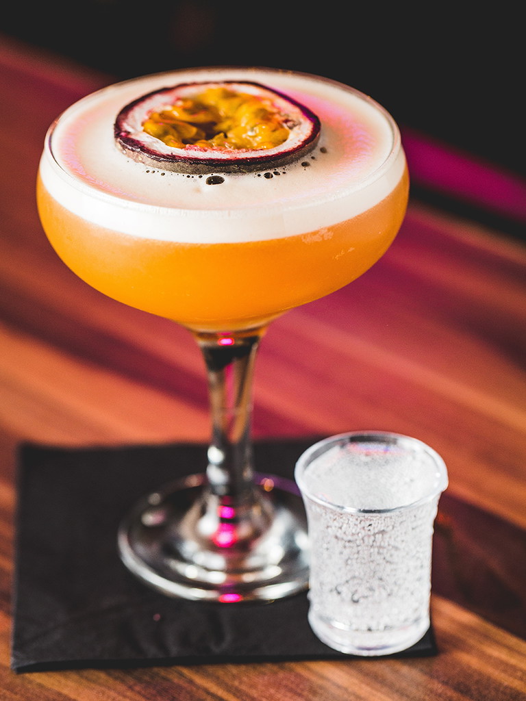 Der Pornstar Martini wird klassisch mit einem Champagner-Shot als Begleiter serviert.