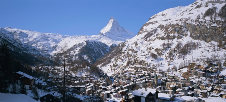 Die Stadt Zermatt und das Matterhorn.