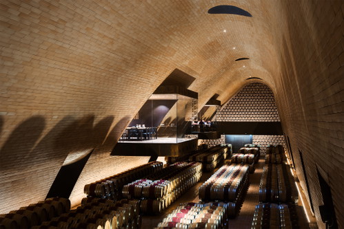 Kathedrale des Weins. Im Keller von Antinori nel Chianti Classico hat der Wein Zeit zum Reifen. 
