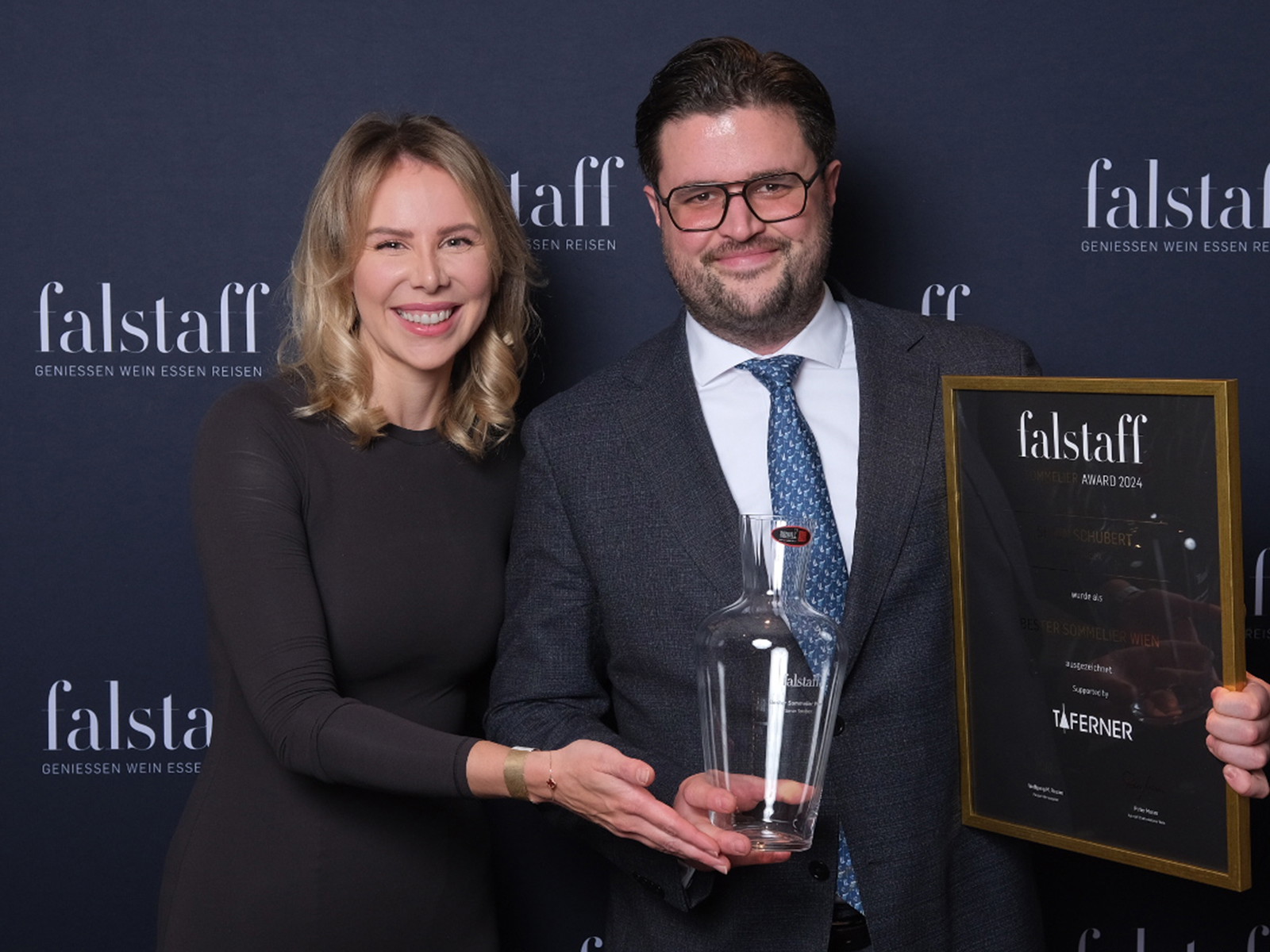 Weinpatin Karoline Taferner mit Simon Schubert.