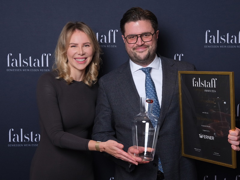 Weinpatin Karoline Taferner mit Simon Schubert.