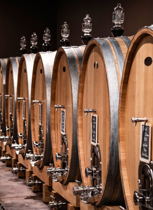 Traditionell reift Chianti Classico im großen Eichenholzfass.