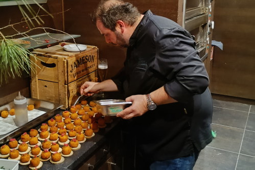 Matthias Ambrozy mit dem gebackenem Erdäpfelsalat.