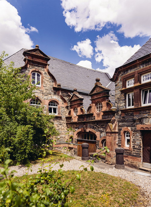 Das schiefergedeckte Gutshaus in Bernkastel: Die Weingüter Wegeler sind an der Mosel und Rheingau begütert.