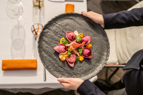 Rote-Beete-Tortellini mit Robiola, Kürbissauce und Kräuterseitlingen aus dem »Lineadombra«.