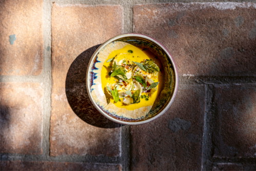 Gefüllte Ravioli mit Fischsuppe, Ingweröl und Seetangsalat aus dem »Venissa«.