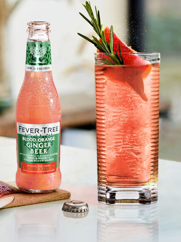 Der Jäger Mule: 200 ml Fever-Tree Blood Orange Ginger Beer, 20 ml Jägermeister, Eiswürfel