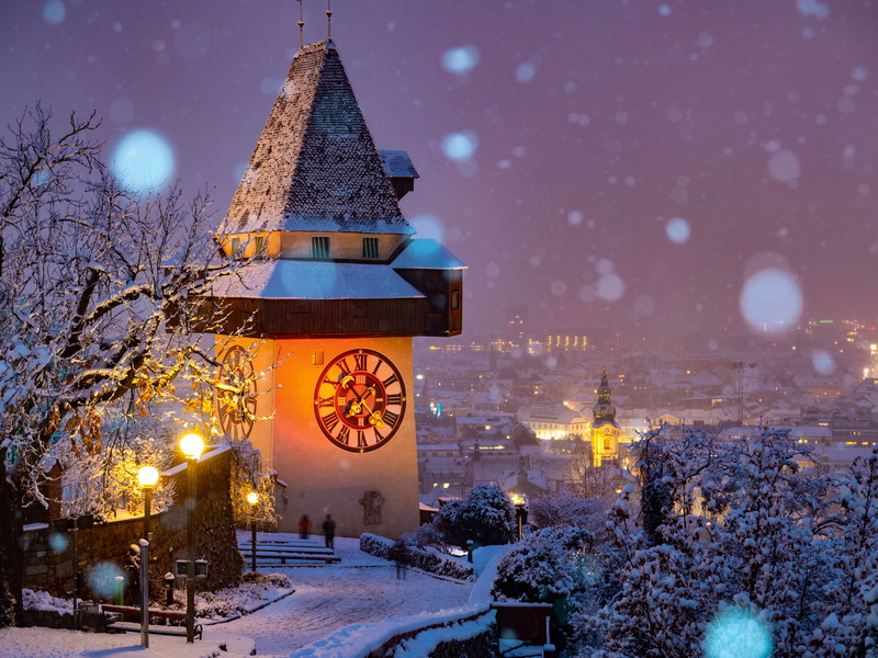Winterliche Romantik lässt sich  in der Erlebnisregion Graz rund um den Uhrturm erleben und in der Innenstadt locken zahlreiche Christkindlmärkte mit ihren Köstlichkeiten.