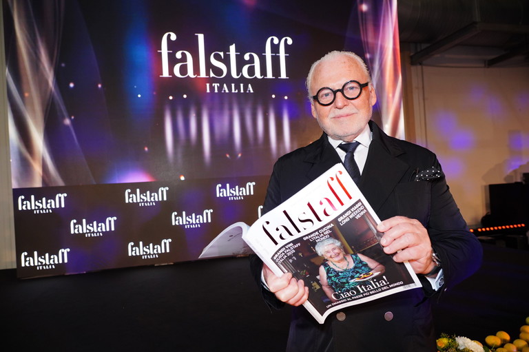 Herausgeber Wolgang Rosam und die erste Ausgabe von Falstaff Italia