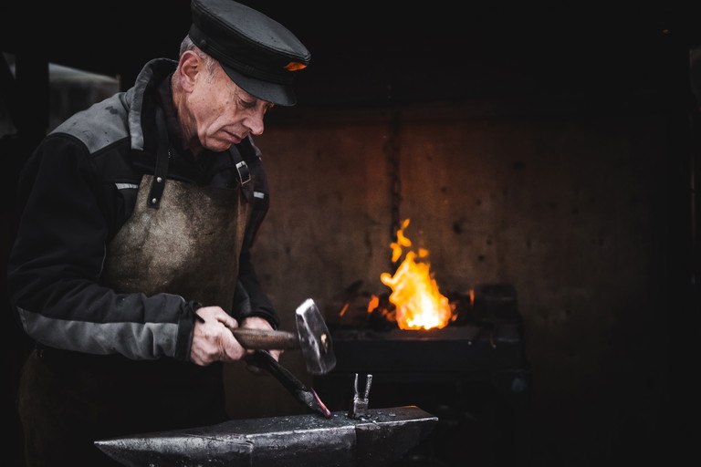 Dem Schmied über die Schulter schauen, kunstvolle Krippen bestaunen und sich mit lieben Menschen auf einen Glühwein treffen – all das schürt im Stift Admont die weihnachtliche Vorfreude.