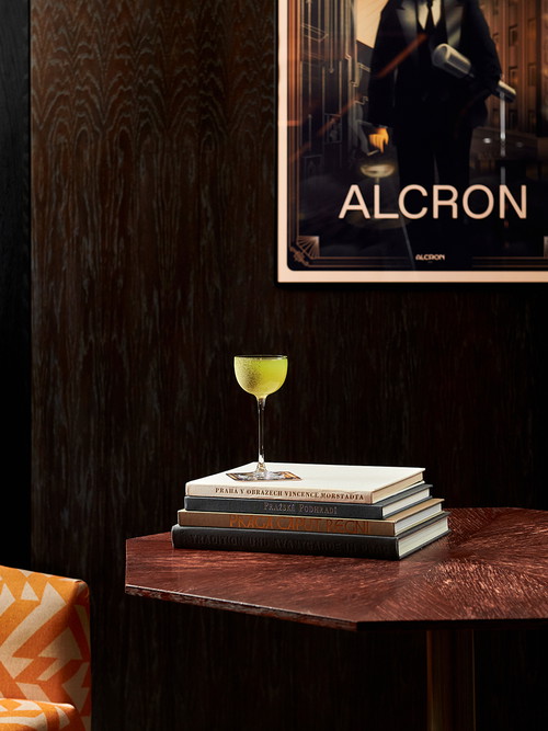Der frische und komplexe »Alcron Cocktail« vereint Gurke, Liebstöckel und Gin.