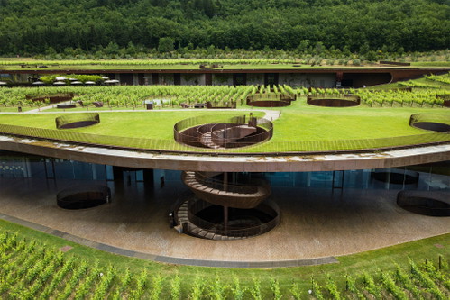Keller oder Weingarten?  Das neue Kellergebäude von Marchesi Antinori wurde achtsam in den Hang hineingebaut. 