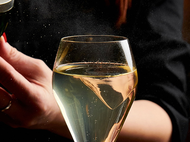 Sind die Zutaten für die »Prima Balerina« erstmal fertig, gelingt der Cocktail dank Prebatching im Handumdrehen.