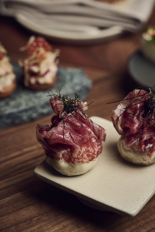 Hier verzaubert Mitja Birlo seine Gäste mit Kreationen wie diesem Bao mit Wagyu und Nori...