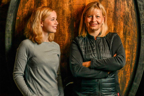Gloria und Birgit Eichinger aus Strass im Strassertal freuen sich 
über den Sortensieg. 