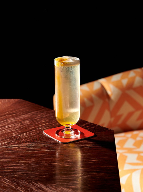 Der erfrischend-tropische »Blond in Love« begeistert mit Tequila Reposado, Italicus, Banane, Zimt und Sprudel.