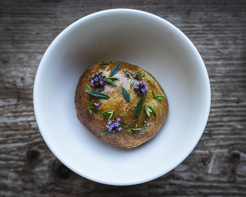 Ihr Signature Dish: Neirivue-Forelle im Garten-Blättermantel, Estragon-Sabayon und Petersilien-Brioche.