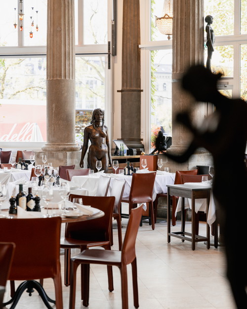 Das Interieur vom «terrasse» beim Zürcher Bellevue präsentiert sich im neuen Gewand.
