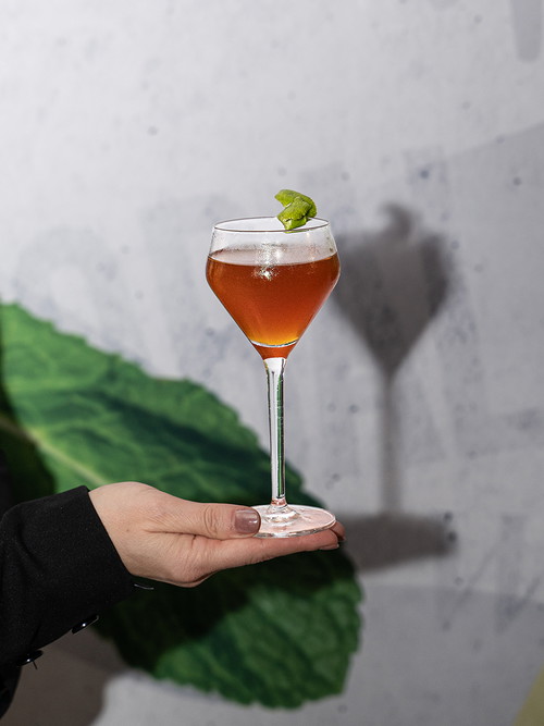 Der Siegerdrink »Amber Iris« von Nicola Colic vereint Angostura-Rum, Zirbenlikör, Ananassaft, Wermut und Angostura Jubiläumsbitter.