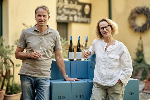 Die Geschwister Ludwig und Michaela Ehn aus Langenlois stellen mit Ried Spiegel 1ÖTW aus 2023 den Sortensieger der Gruppe der Grünen Veltliner.