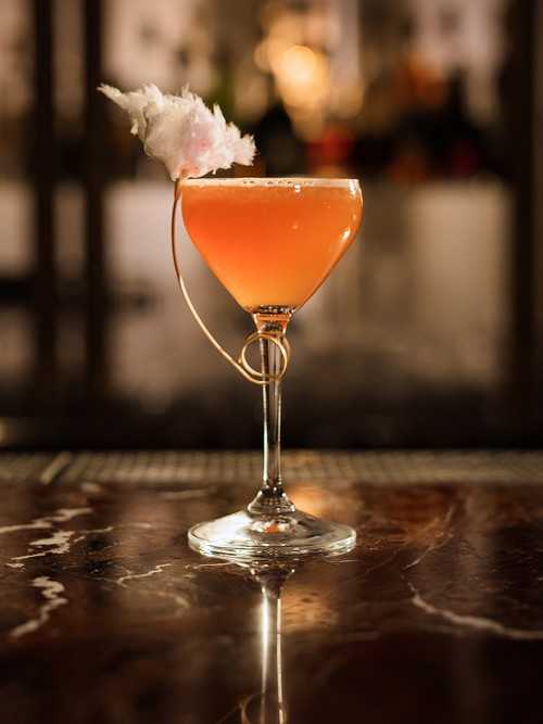Der herbe »Charter Flight« vereint Roggenwhisky, Aperol, Zitrusfrüchte, Kräuter und Honig.