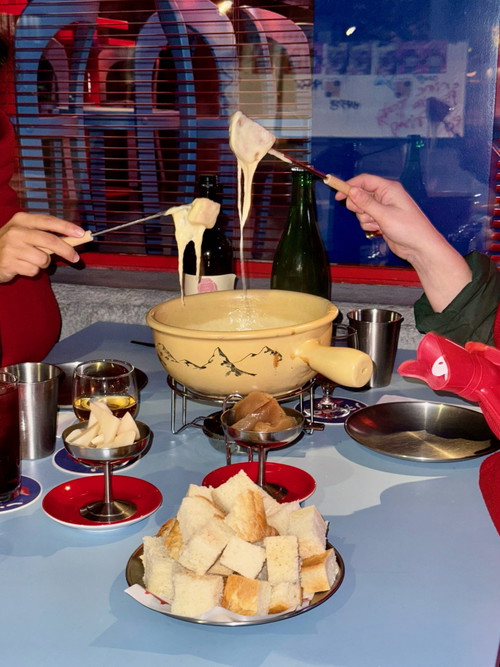 Stücke des fluffigen Riesentoasts werden in die Käse-Mischung getaucht. 