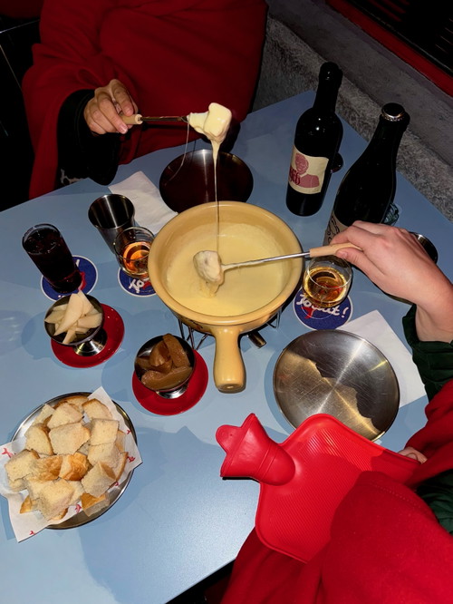 Kuscheldecken und Bettflaschen sorgen für ein warmes Gefühl auf der Terrasse.